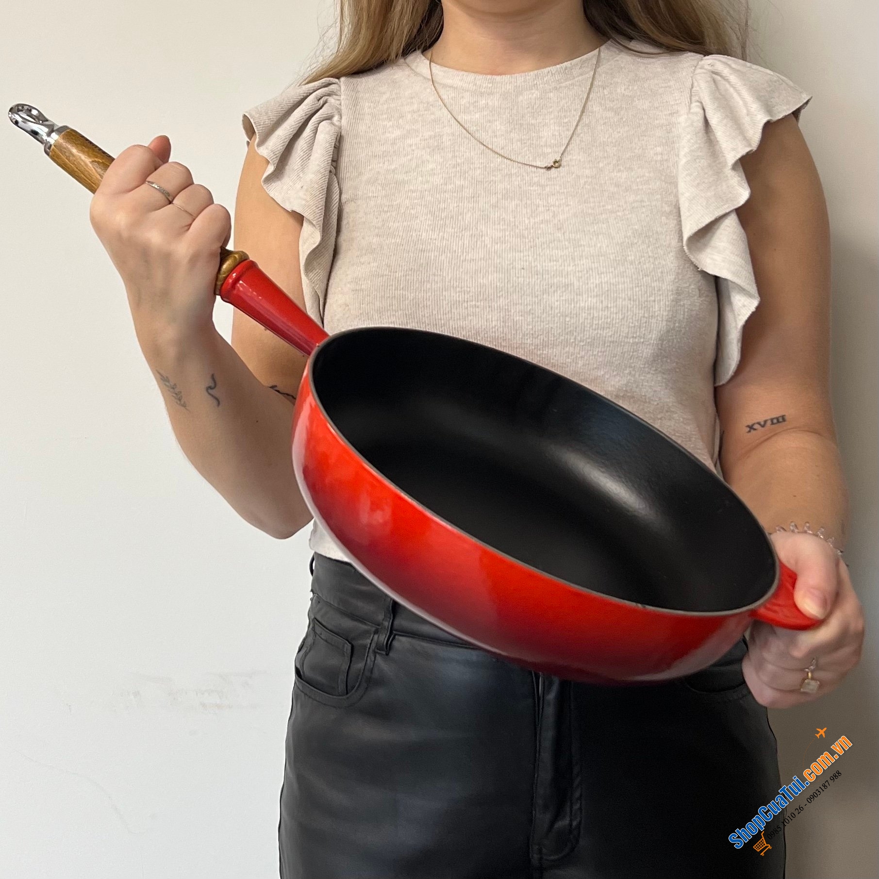 Chảo Le Creuset 28cm màu anh đào đỏ hoặc cam có tay cầm bằng gỗ