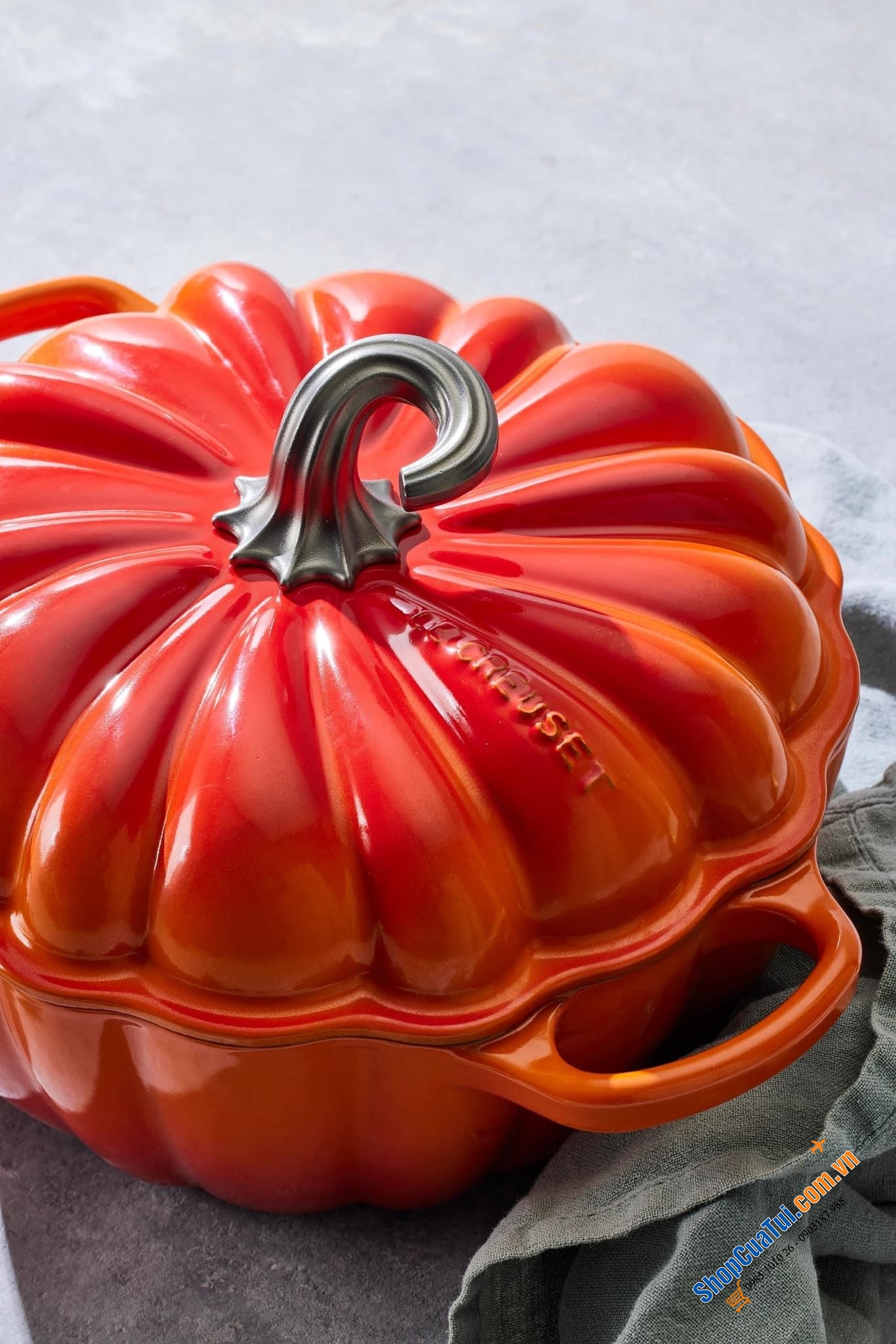 Nồi Nấu Bí Ngô LE CREUSET 24cm – Hoàn Hảo Cho Mùa Halloween.