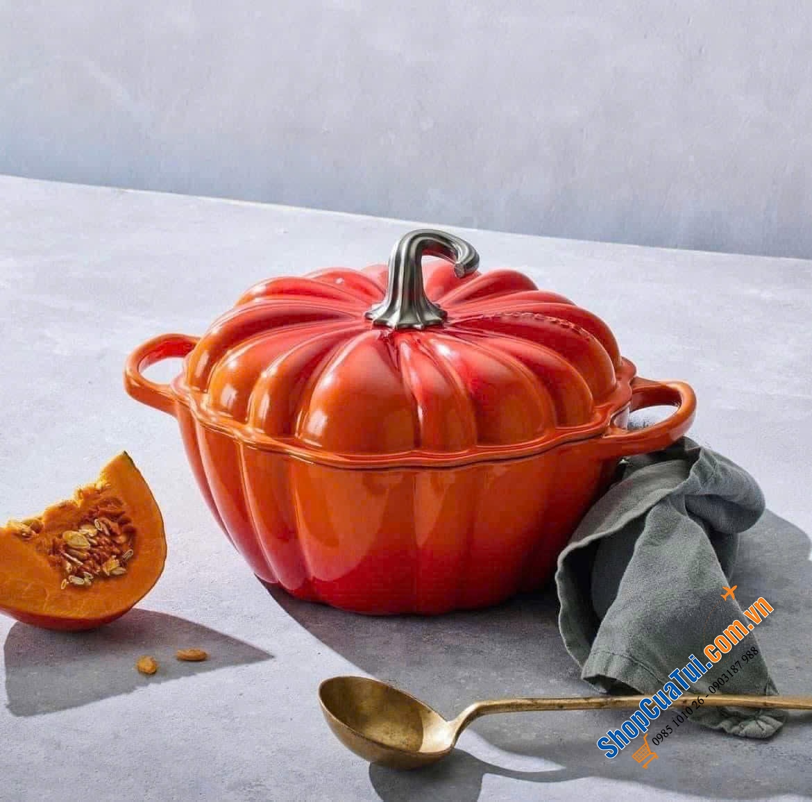 Nồi Nấu Bí Ngô LE CREUSET 24cm – Hoàn Hảo Cho Mùa Halloween.