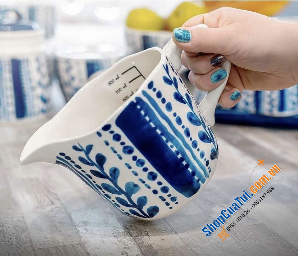 Chiếc bình đựng nước kiểu hoa văn này của Neuetischkultur có dung tích 0,9 lít.