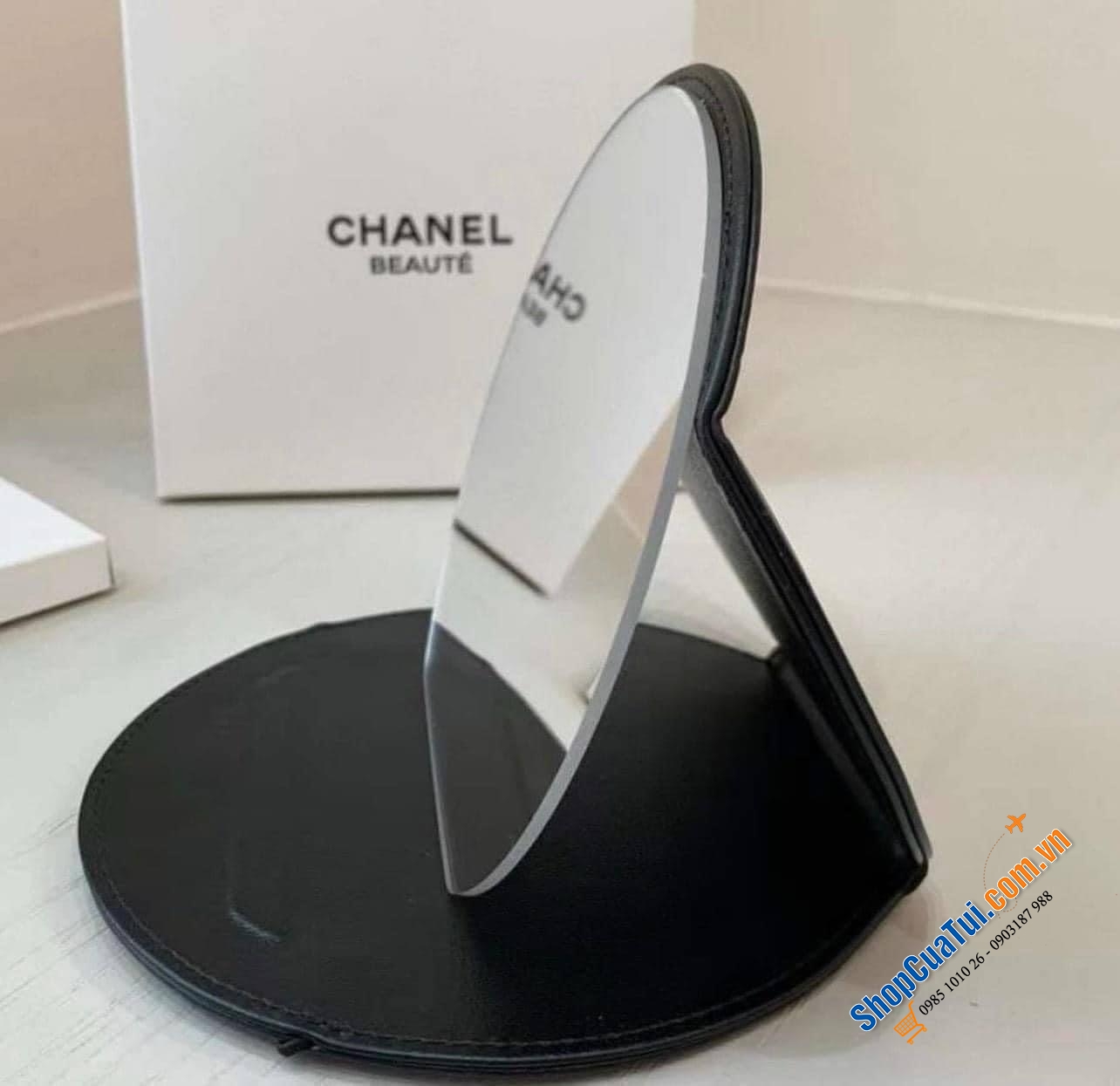 Gương gift để bàn Chanel.