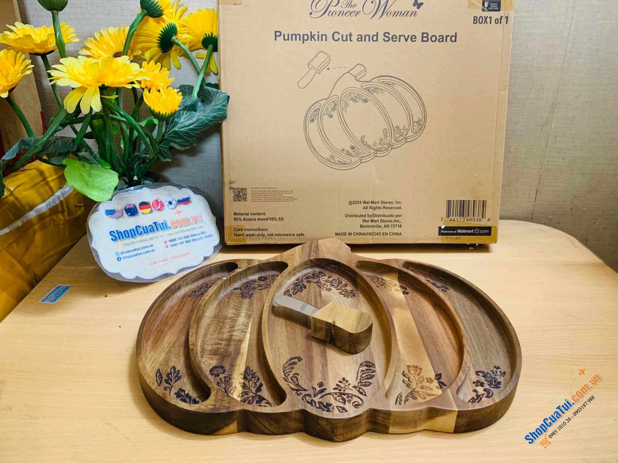 Thớt cắt kiêm khay phục vụ bí ngô The Pioneer Woman.