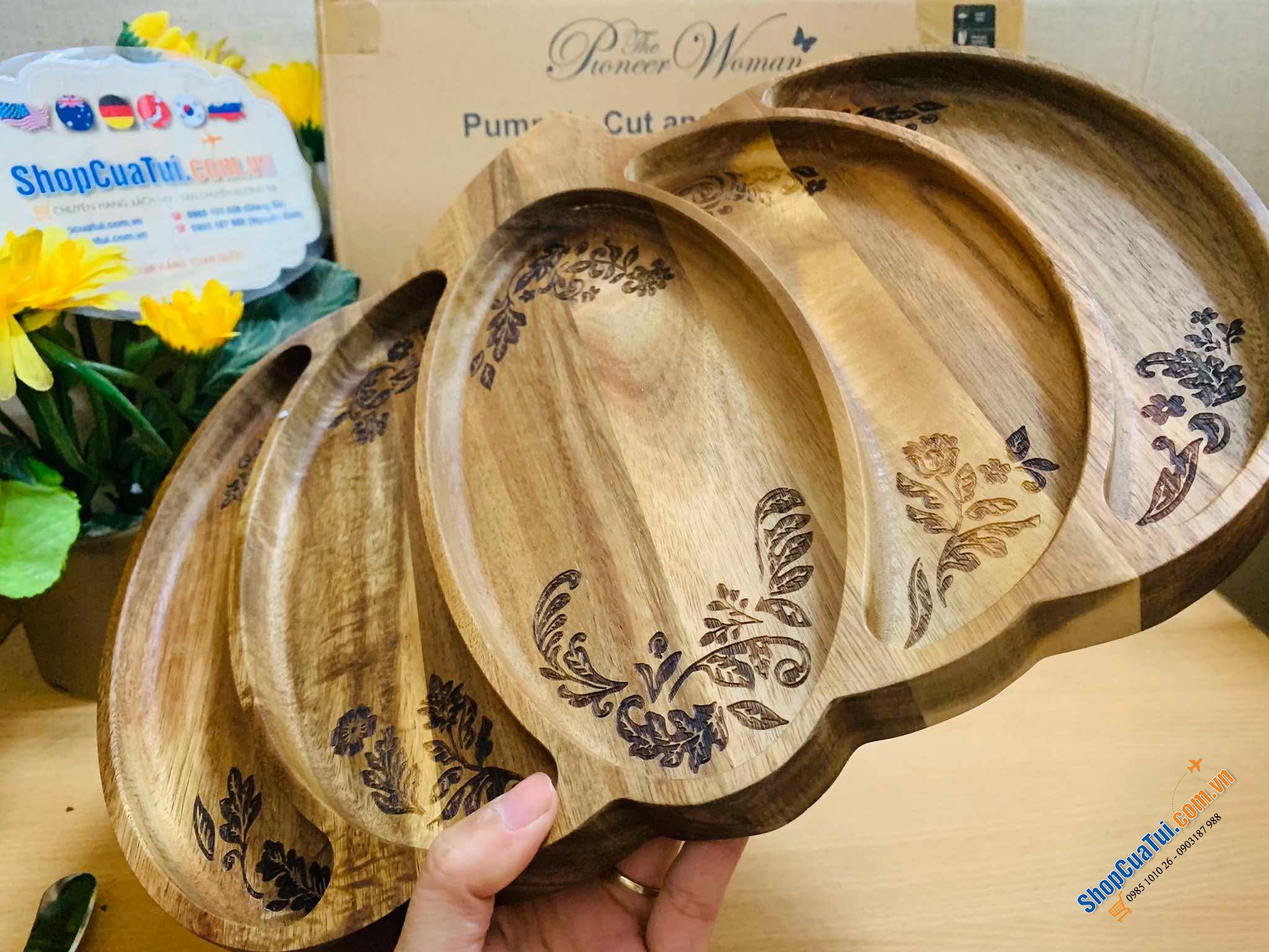 Thớt cắt kiêm khay phục vụ bí ngô The Pioneer Woman.