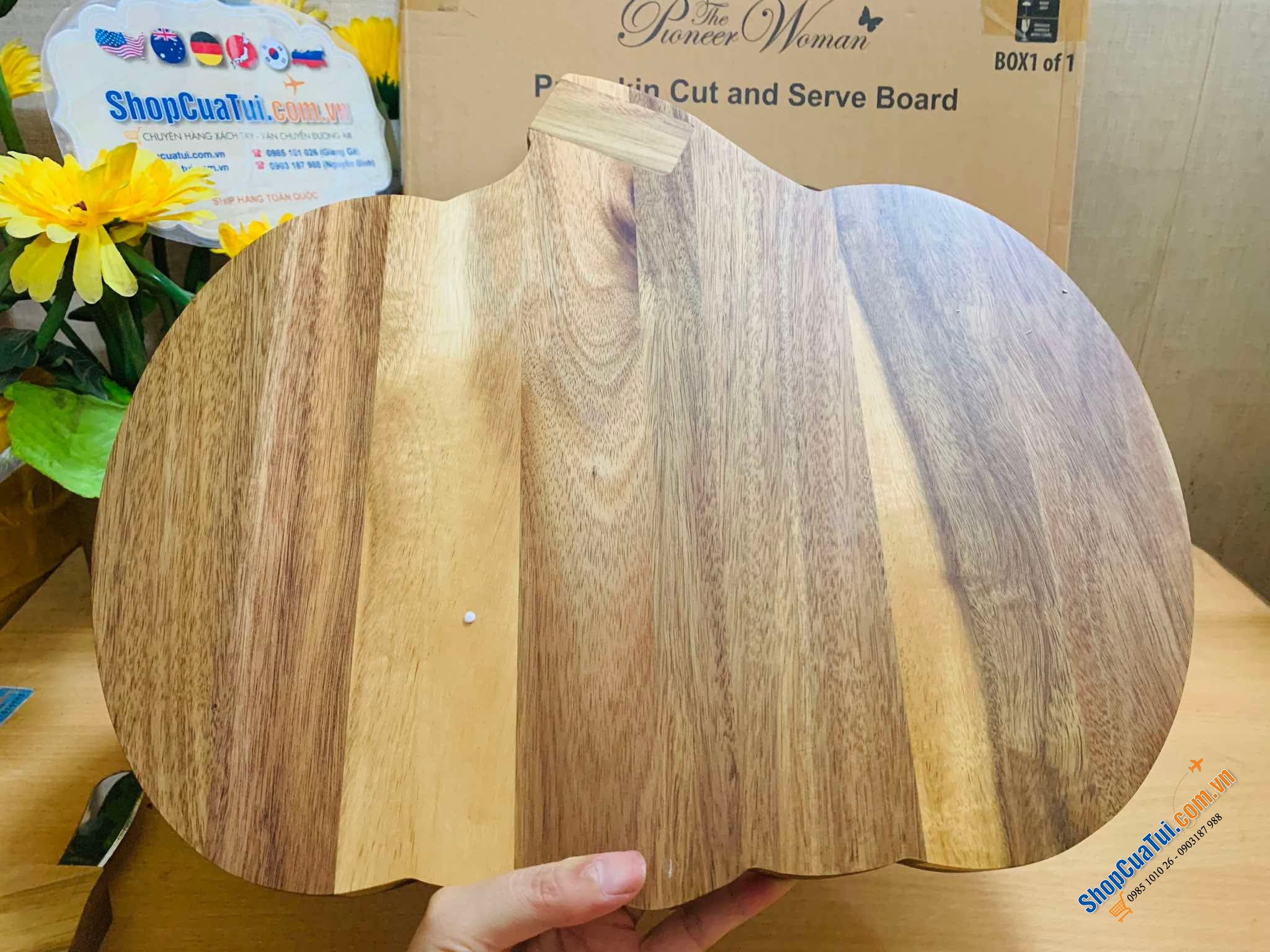 Thớt cắt kiêm khay phục vụ bí ngô The Pioneer Woman.