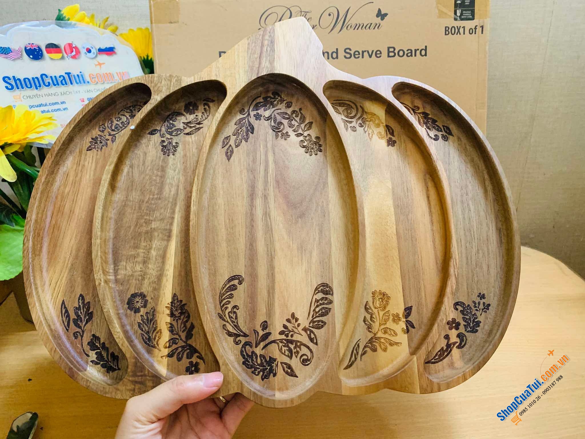 Thớt cắt kiêm khay phục vụ bí ngô The Pioneer Woman.