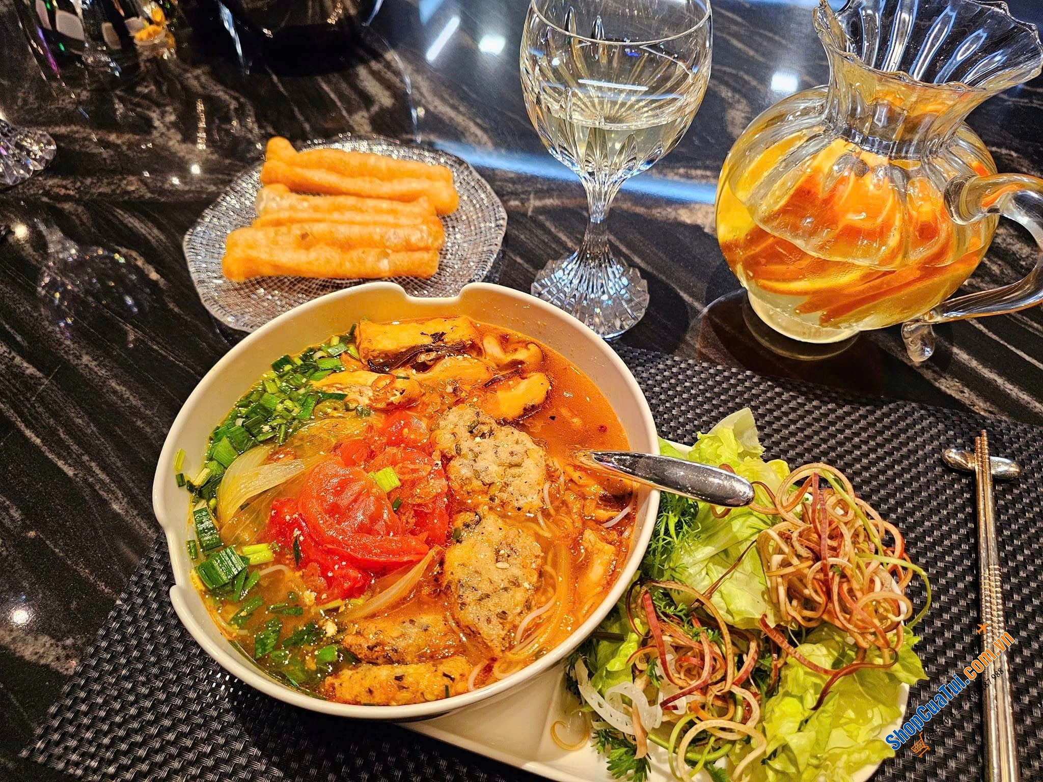 Bình nước IVV Maitre 1.1L đẹp mắt và trang nhã khi bày biện trên bàn lễ hội