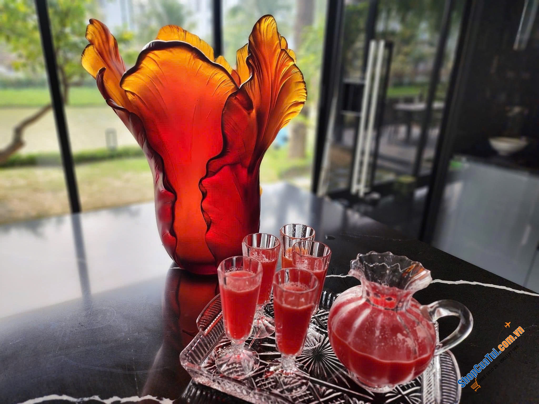Bình nước IVV Maitre 1.1L đẹp mắt và trang nhã khi bày biện trên bàn lễ hội