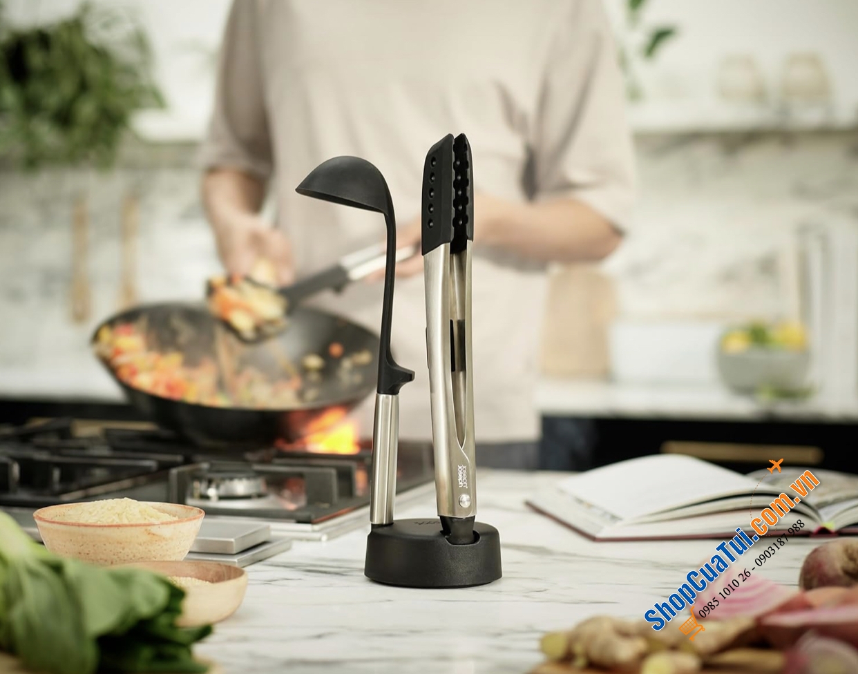 Bộ 3 dụng cụ nấu ăn silicone Joseph Joseph Elevate Fusion Steel - chịu nhiệt, tay cầm bằng thép không gỉ kiểu dáng đẹp và giá đỡ dụng cụ tích hợp