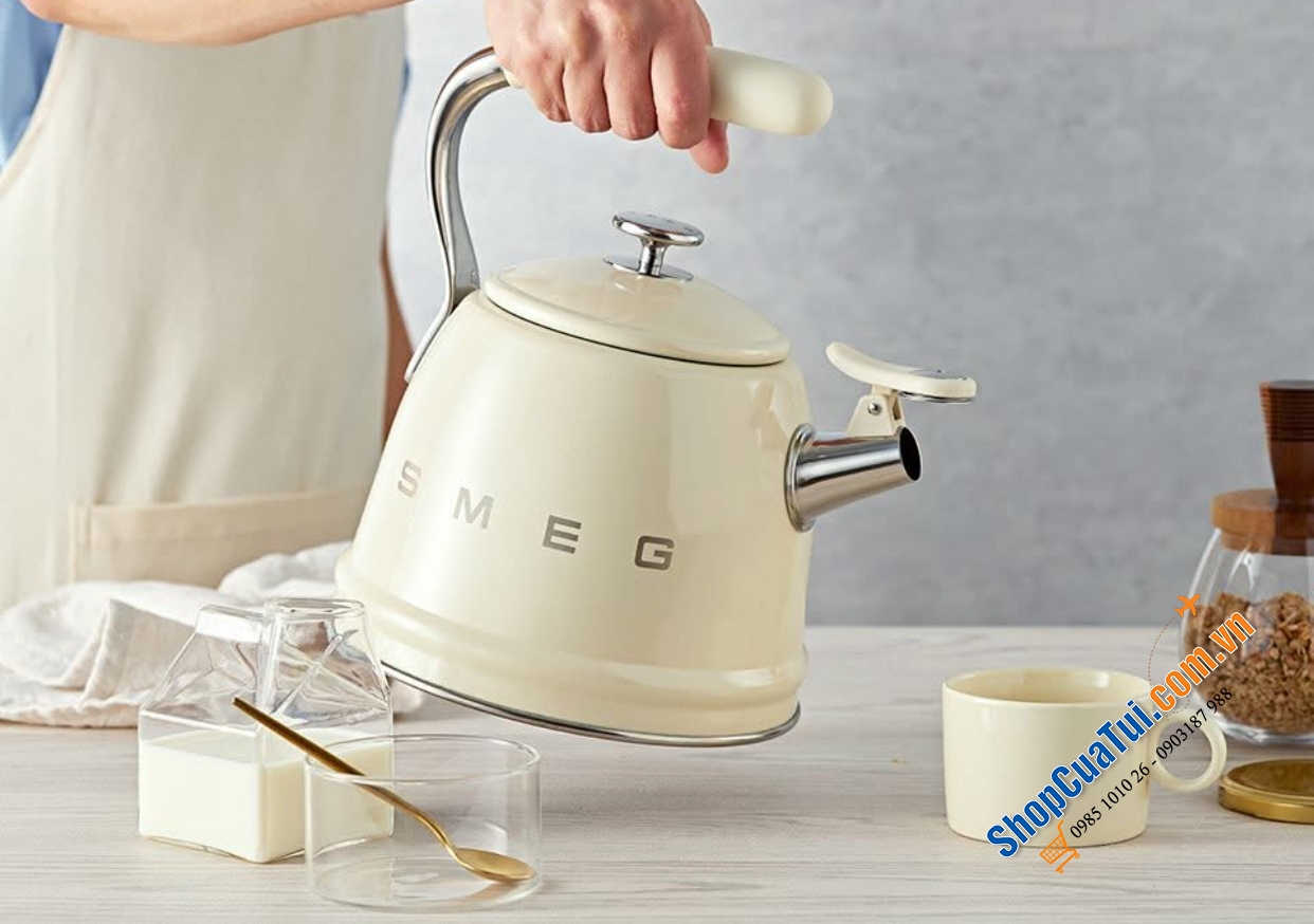 Ấm đun bếp từ Smeg 2,3L có còi.