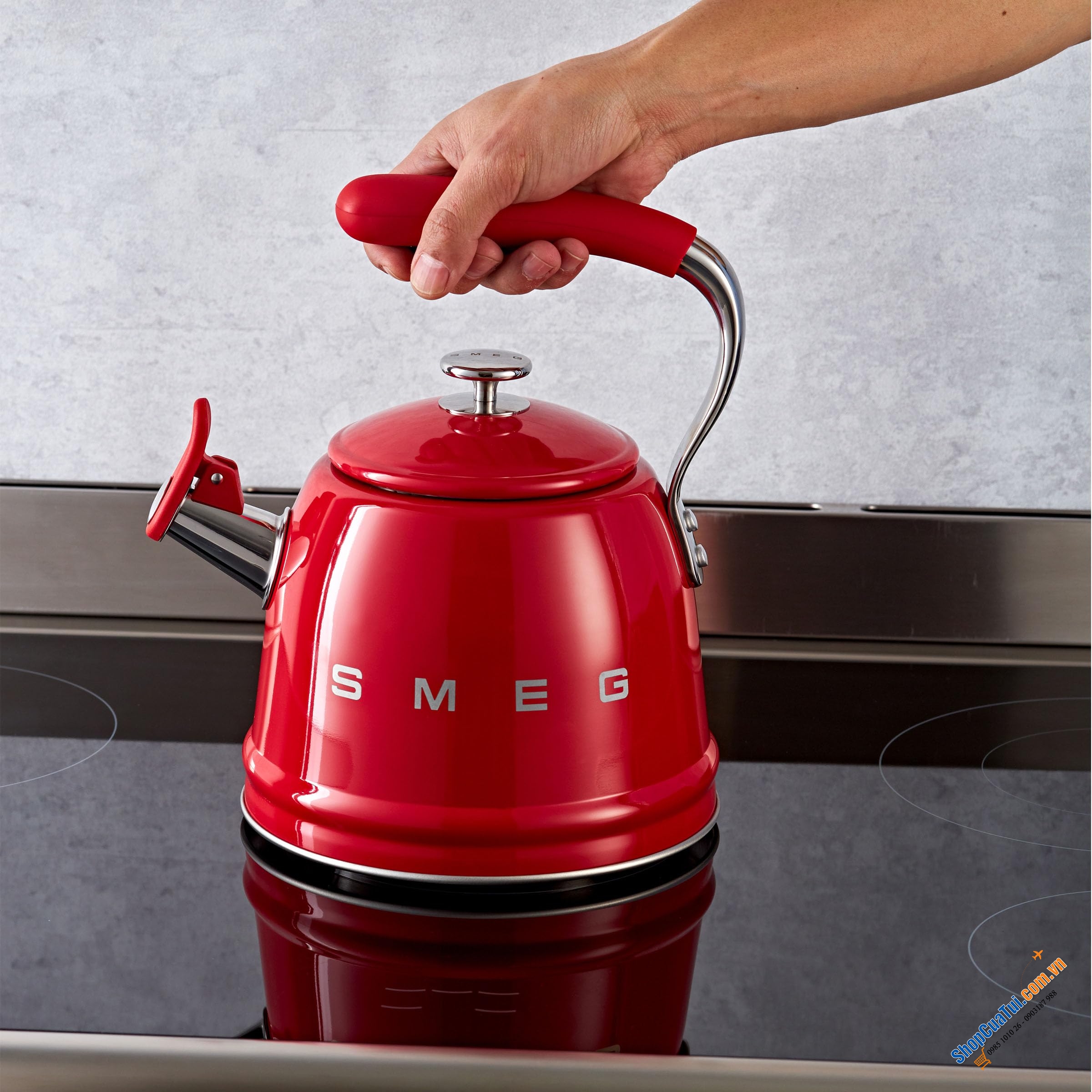 Ấm đun bếp từ Smeg 2,3L có còi.