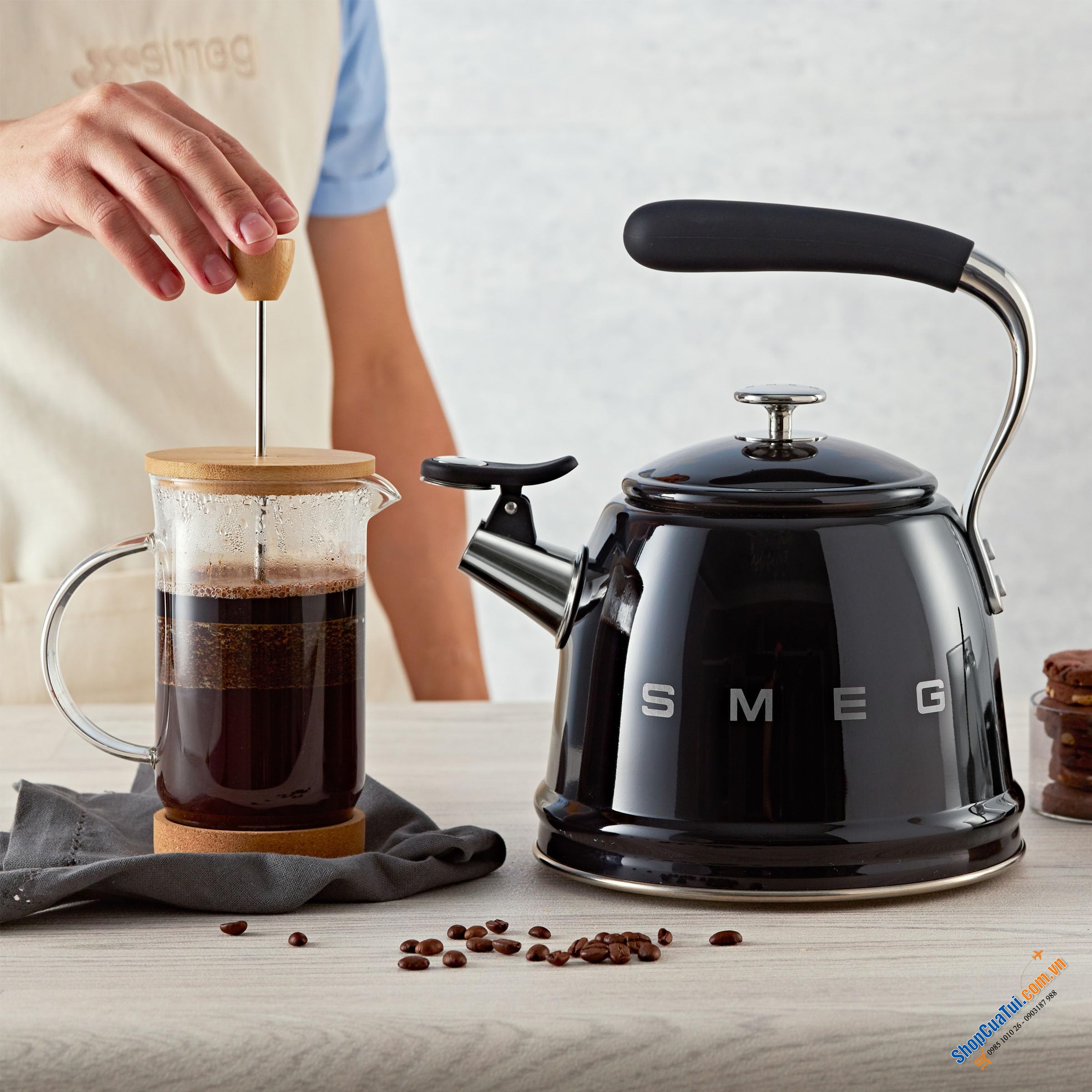 Ấm đun bếp từ Smeg 2,3L có còi.