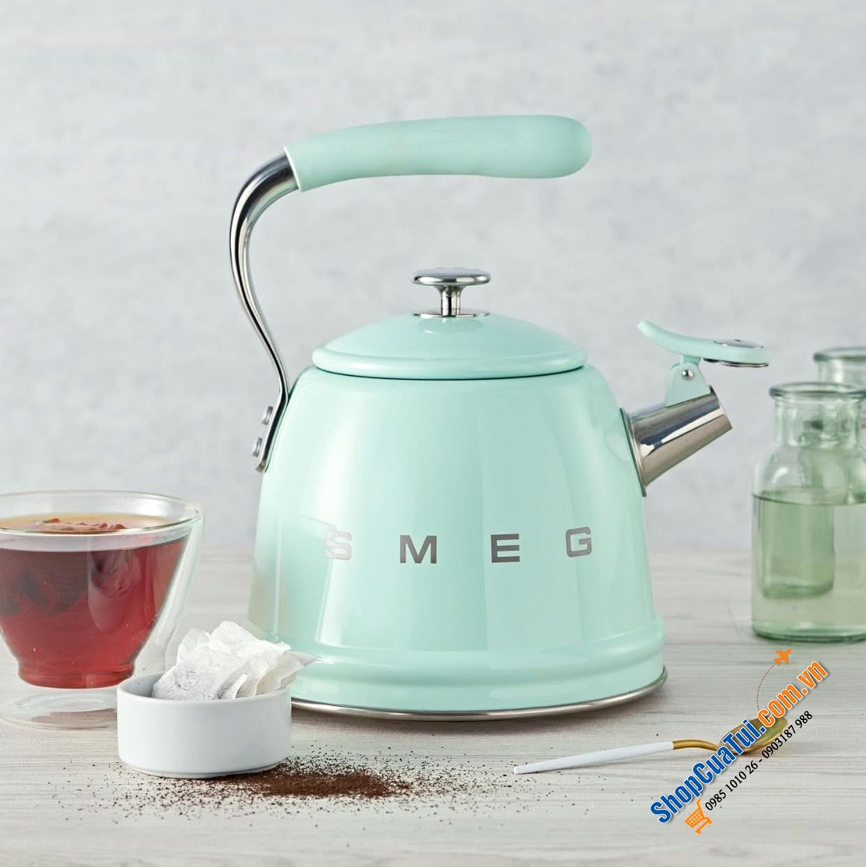 Ấm đun bếp từ Smeg 2,3L có còi.