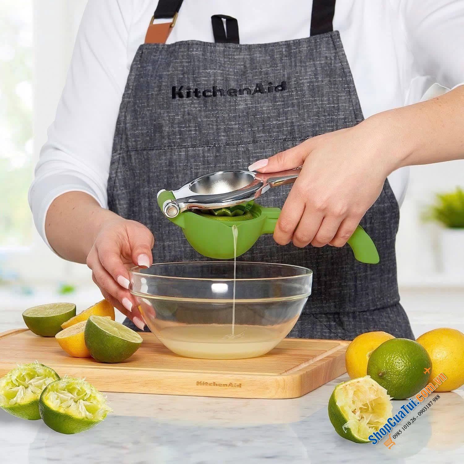 Dụng cụ vắt chanh Kitchenaid màu vàng.