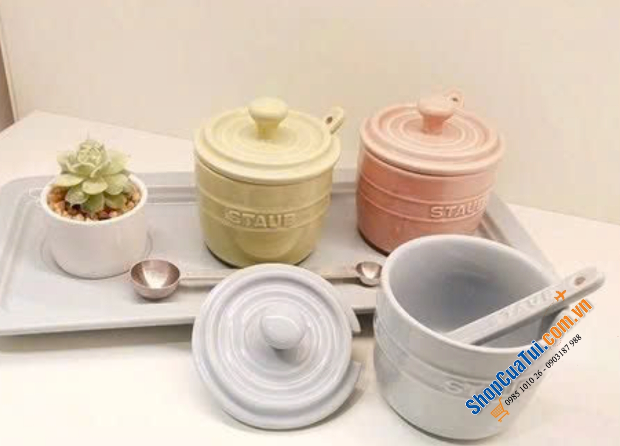 Set 3 hũ đựng gia vị Staub kèm khay sang xịn mịn (màu độc lạ, hiếm).