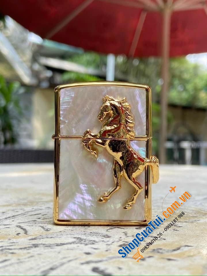 Bật lửa Zippo ngựa vàng mã đáo thành công - chú ngựa mạ vàng khắc nổi đầy tinh xảo nổi bật
