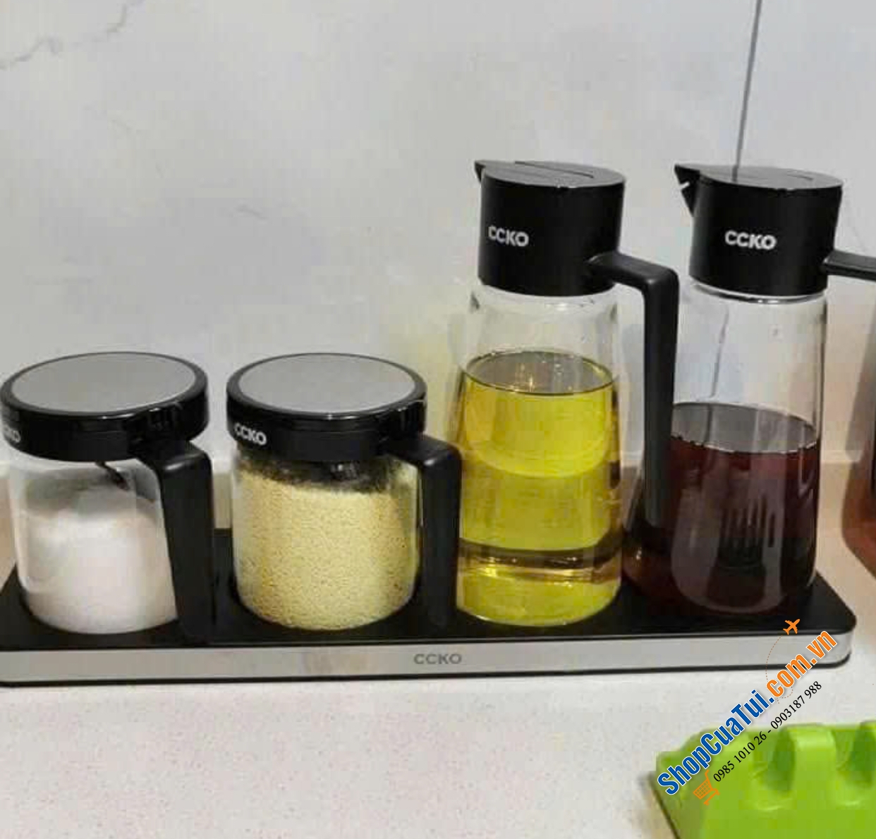 Bộ đựng gia vị CCKO: 2 lọ gia vị + 2 chai dầu dấm + 1 đế đựng zá đẹp thôi rồi, bên ngoài đẹp hơn cả ảnh luôn.