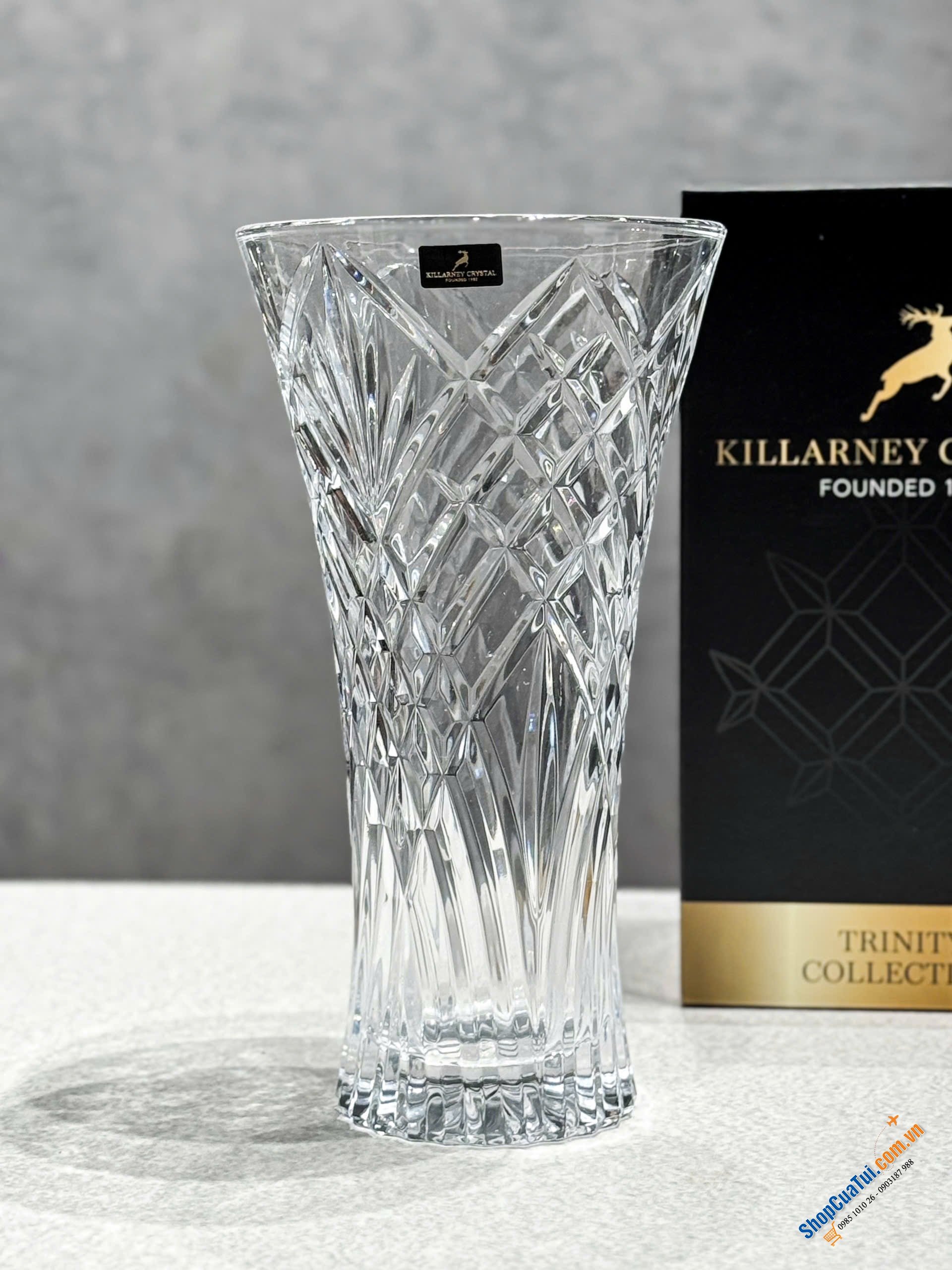 Lọ hoa pha lên Killarney Trinity 29cm với thiết kế độc đáo và hoa văn Trinity đặc trưng