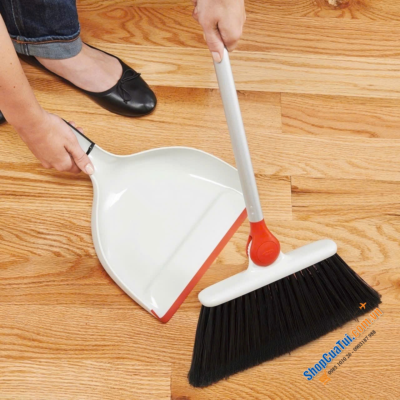 Sét chổi kèm hót rác Oxo - dễ dàng quét dọn và cất gọn